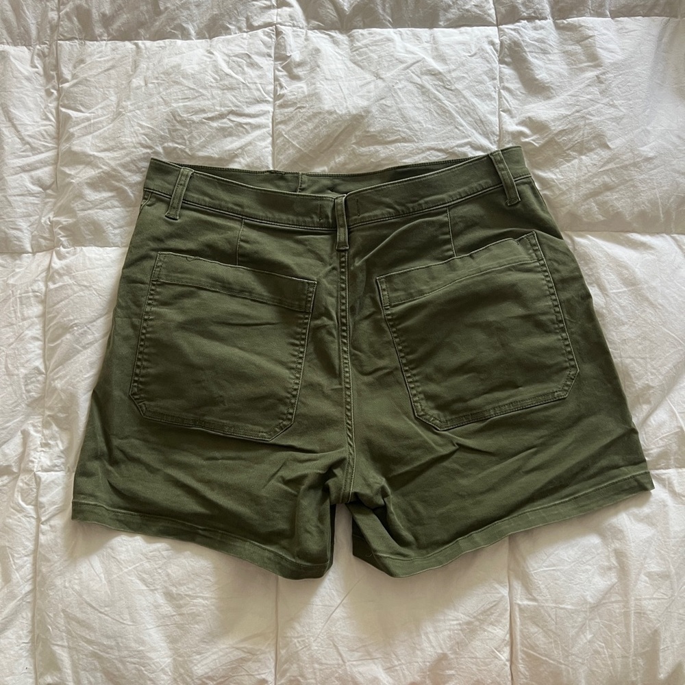 Madewell Green Cargo Shorts with Tailored Look and Slim Fit - Picture 4 of 5